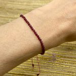 Pulseira Facetada Granada Rodolita  2 a 3 mm macramê - Imagem 2