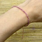 Pulseira Facetada Turmalina Rosa  2 a 3 mm macramê - Imagem 2
